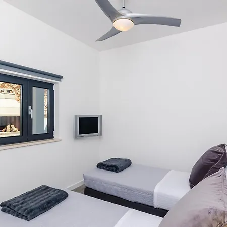 בית נופש Four-bedroom In *