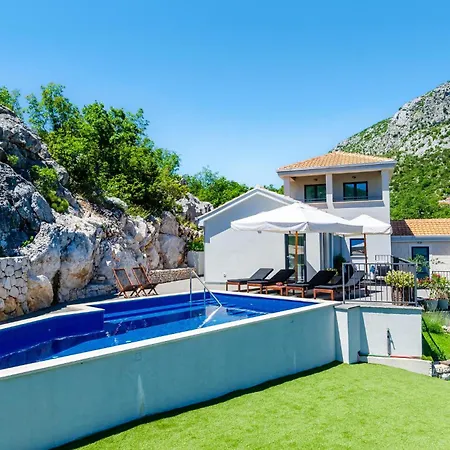Holiday home Gorgeous In With Outdoor Swimming Pool